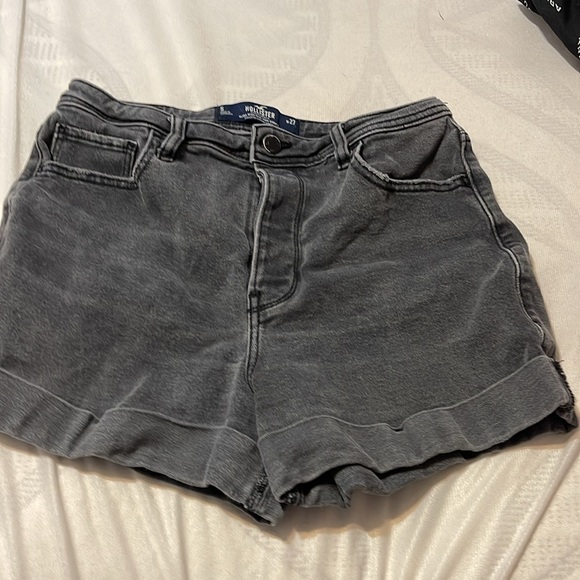 Hollister Ultra High-rise Mom Shorts - Picture 2 of 4